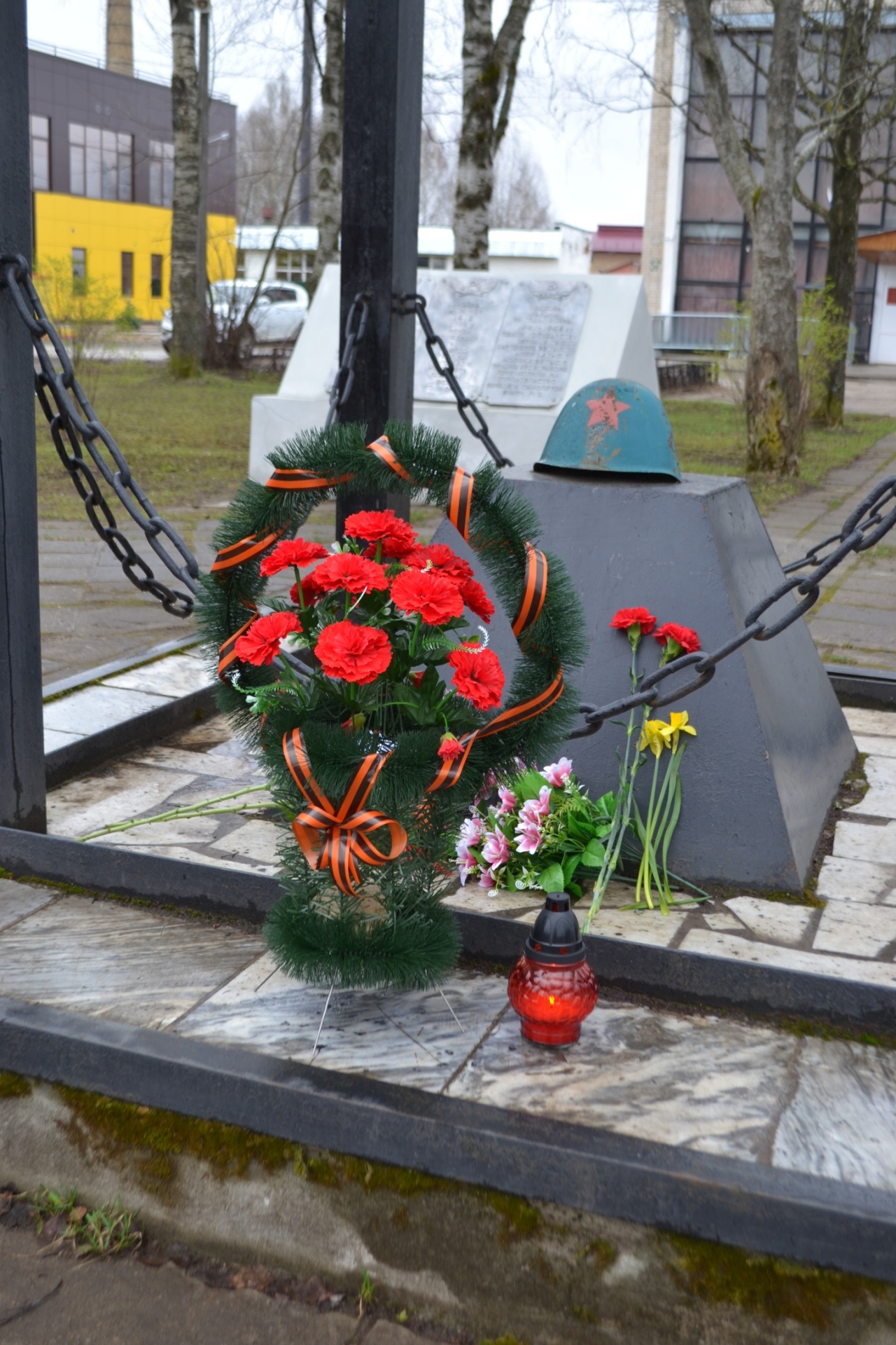 К мемориалу Павших воинов в селе Выльгорт возложили цветы | 09.05.2020 |  Выльгорт - БезФормата